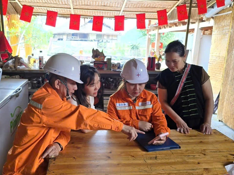 can-bo-nhan-vien-dien-luc-ha-giang-huong-dan-nguoi-dan-cach-xem-tien-dien-tren-ung-dung-cham-soc-khach-hang-cua-nganh-dien.jpg