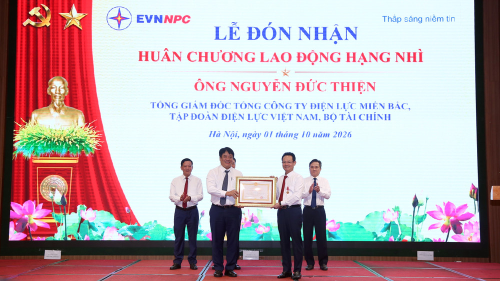 ong-nguyen-anh-tuan-pho-bi-thu-dang-uy-thanh-vien-hdtv-tgd-evn-thua-uy-quyen-cua-chu-tich-nuoc-trao-huan-chuong-lao-dong-hang-nhi-cho-ong-nguyen-duc-thien-tgd-evnnpc.jpg