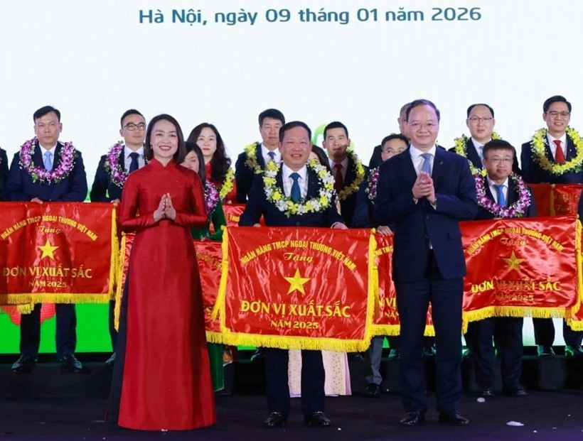 Đ/c Lê Tấn Lân - Bí thư Chi bộ, Giám đốc Chi nhánh nhận cờ thi đua tại Hội nghị công tác Đảng và hoạt động kinh doanh năm 2025, triển khai nhiệm vụ năm 2026. 10namvuotkhodethanhcong-3047.jpg