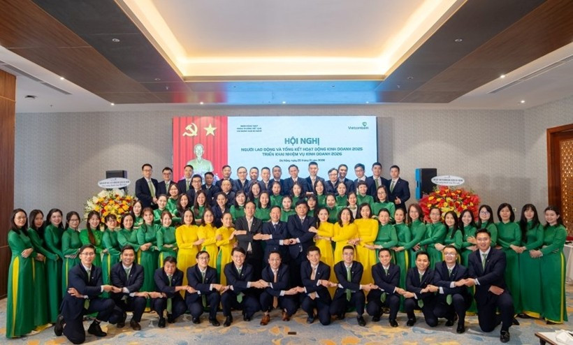 Tập thể cán bộ Vietcombank Nam Đà Nẵng tại Hội nghị tổng kết hoạt động kinh doanh năm 2025 và triển khai nhiệm vụ kinh doanh năm 2026. 10namvuotkhodethanhcong-9470.jpg