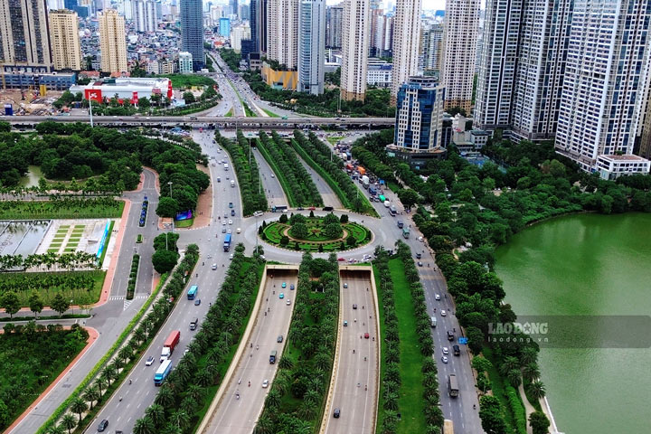 Thảm cây xanh mềm mại vừa giúp giảm bớt cảm giác ngột ngạt của đô thị, vừa mang lại sự thư thái, dễ chịu cho người đi đường giữa nhịp giao thông đông đúc. Ảnh: Dương Anh