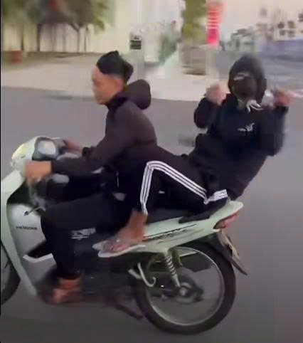 Hai thiếu niên đi xe trộm cắp, mang hung khí