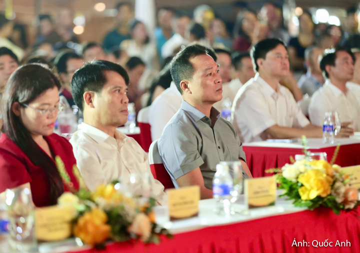 Các đại biểu tham gia khai mạc Liên hoan Văn hóa Ẩm thực Xứ Thanh năm 2026 với chủ đề “Đậm bản sắc - Bừng tinh hoa”.