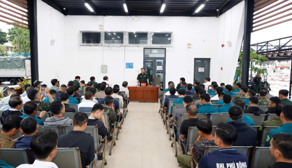 Lực lượng nòng cốt cơ sở làm chủ phương tiện, sẵn sàng sơ tán người dân và vận chuyển hàng cứu trợ khi lũ lớn. Ảnh: Quang Cường/ BCH QS TP Đà Nẵng