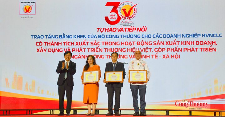 Bộ Công Thương trao bằng khen cho 3 doanh nghiệp có thành tích xuất sắc trong hoạt động sản xuất, kinh doanh, xây dựng và phát triển thương hiệu Việt, góp phần phát triển ngành Công Thương và kinh tế - xã hội, tại sự kiện.