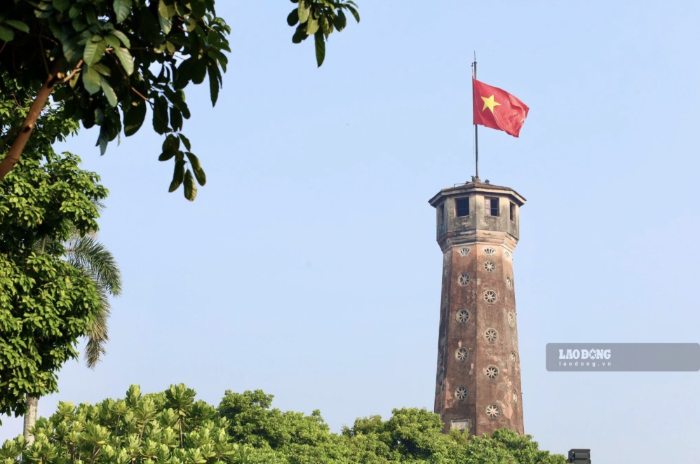 Cờ Tổ quốc tung bay trên đỉnh Cột cờ Hà Nội. Ảnh: Kim Thủy.