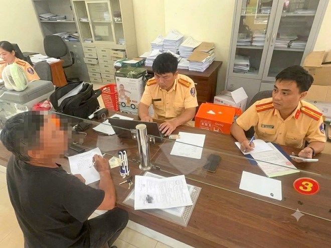 Lâm Đồng lập biên bản tài xế và chủ xe đầu kéo vi phạm thời gian lái xe