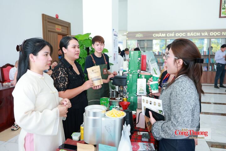 Nhiều sản phẩm cà phê đặc sản Sơn La được giới thiệu bên lề Hội nghị kết nối giao thương cà phê Sơn La.