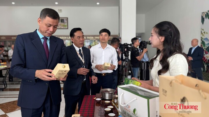 Ông Nguyễn Thành Công, Phó Chủ tịch UBND tỉnh Sơn La (trái ảnh) và Giám đốc Sở Công Thương Hà Như Huệ trải nghiệm, giới thiệu các sản phẩm cà phê Sơn La đến đối tác, khách hàng.