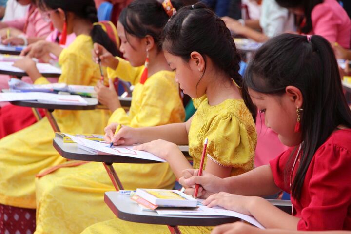 Các em thiếu nhi tham gia Hội thi viết chữ Chăm với chủ đề “Sáng nét chữ - Giữ hồn Chăm”. Ảnh: Mai Đông - Thanh Sơn.