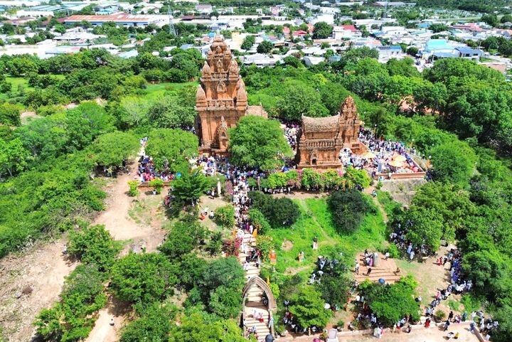Toàn cảnh khu di tích Đền Tháp Chăm cổ kính nhìn từ trên cao. Ảnh: Mai Đông - Thanh Sơn.