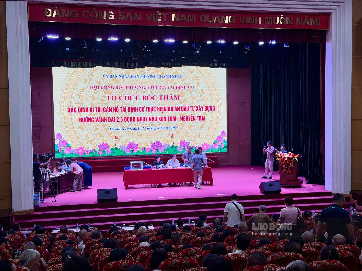 Người dân thực hiện bốc thăm căn hộ tái định cư dự án đường Vành đai 2,5. Ảnh: Hoài Anh