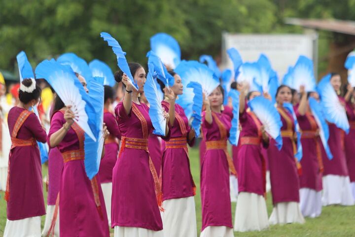 Điệu múa quạt uyển chuyển của các nghệ sĩ trên sân vận động thôn Hữu Đức, xã Phước Hữu. Ảnh: Mai Đông - Thanh Sơn.