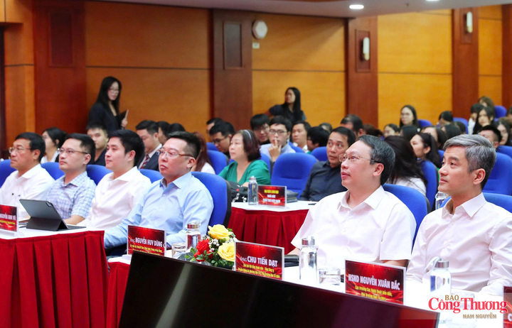 Đại biểu tham dự chương trình phát động.