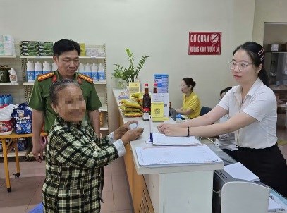 Công an Tây Ninh ngăn cụ bà chuyển gần 50 triệu đồng cho kẻ lừa đảo