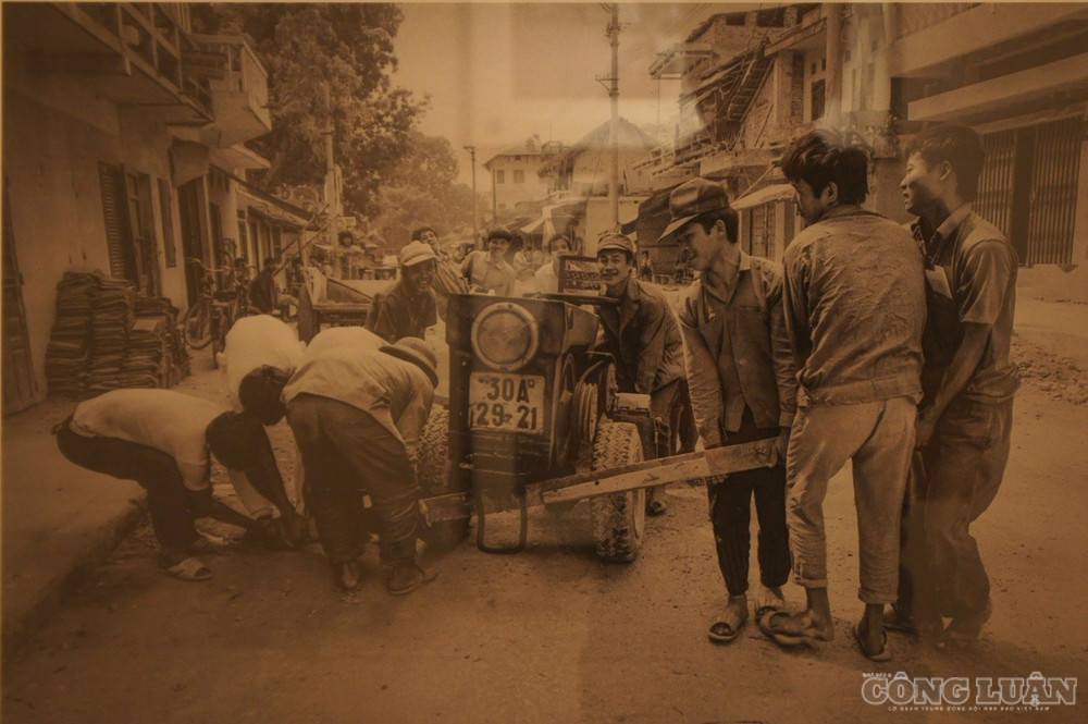Bức ảnh "Working to repair the old tractor" (Những người đàn ông đang sửa chữa chiếc máy kéo cũ) clo_br_dsc00009.jpg