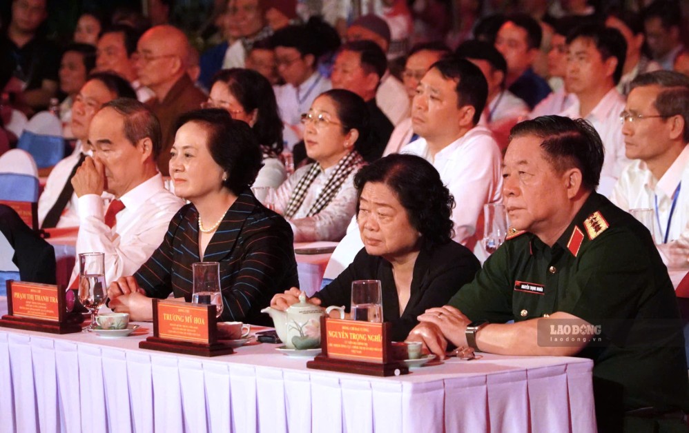 Các đại biểu xúc động tại chương trình nghệ thuật “Khúc tri ân” tối 13.10 tại Công viên Lê Thị Riêng.  Ảnh: Anh Tú