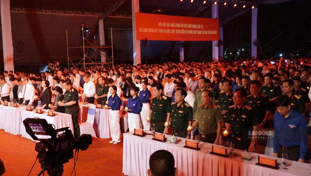 Thắp nến tri ân các anh hùng liệt sĩ tại Công viên Lê Thị Riêng.  Ảnh: Anh Tú