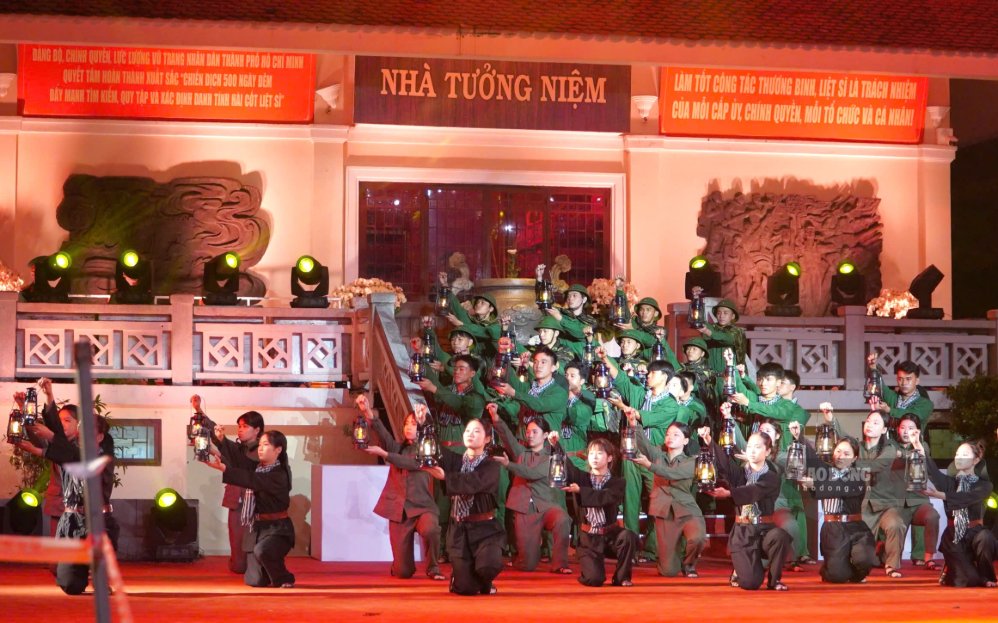 Các nghệ sĩ biểu diễn các ca khúc tại chương trình. Ảnh: Anh Tú