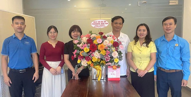Công đoàn phường Hội An, Đà Nẵng thăm, chúc mừng doanh nghiệp