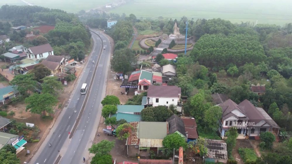 Hàng chục hộ dân ở bên Quốc lộ 1A chưa được cấp giấy chứng nhận quyền sử dụng đất vì nằm trong khu vực bảo vệ di tích (ảnh chụp tháng 9.2026). Ảnh: Hàn Nguyên