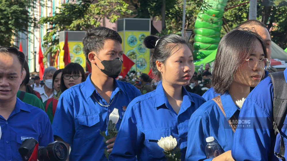 Đoàn học sinh xếp hàng ngay ngắn, di chuyển ổn định về vị trí hai bên đường. Ảnh: Như Quỳnh