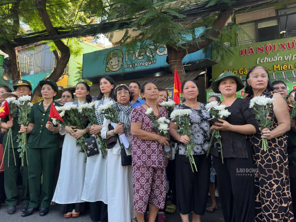Đoàn học sinh xếp hàng ngay ngắn, di chuyển ổn định về vị trí hai bên đường. Ảnh: Mai Anh