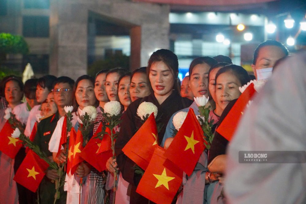 từ hơn 5h ngày 14.10, đông đảo người dân đã có mặt, xếp hàng trang nghiêm với những nhành hoa trắng trên tay trước lối vào khu vực Lễ viếng, truy điệu và an táng các Anh hùng liệt sĩ được quy tập tại Công viên Lê Thị Riêng. Ảnh: PV