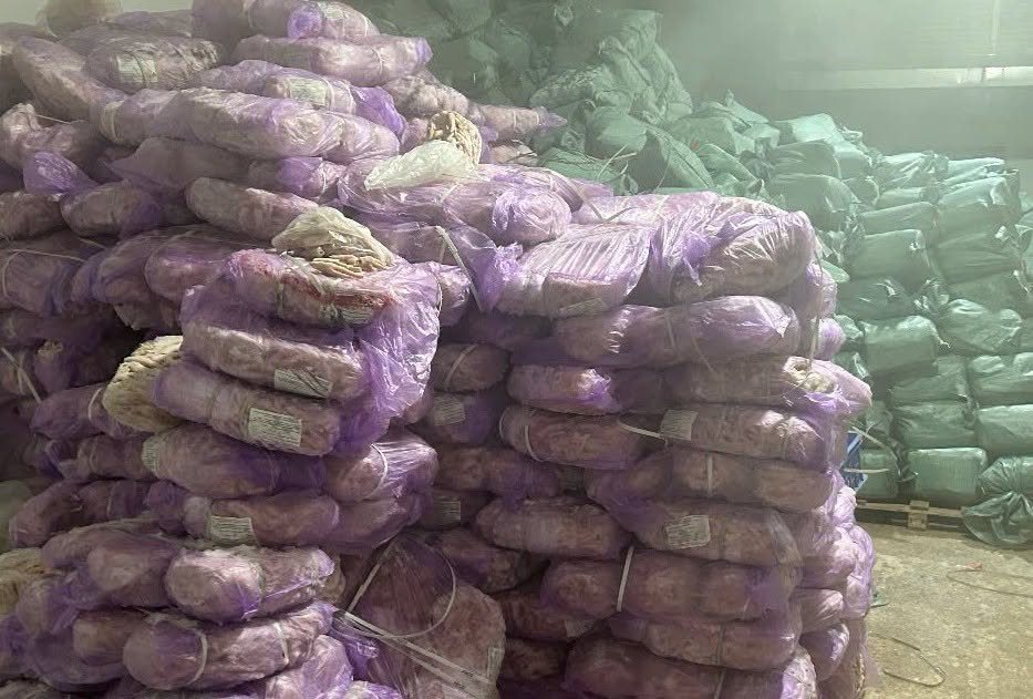 Hàng hóa tại Cơ sở sản xuất, chế biến thực phẩm, thôn Nà Nùng, phường Kỳ Lừa, tỉnh Lạng Sơn. Ảnh: Công an tỉnh Lạng Sơn