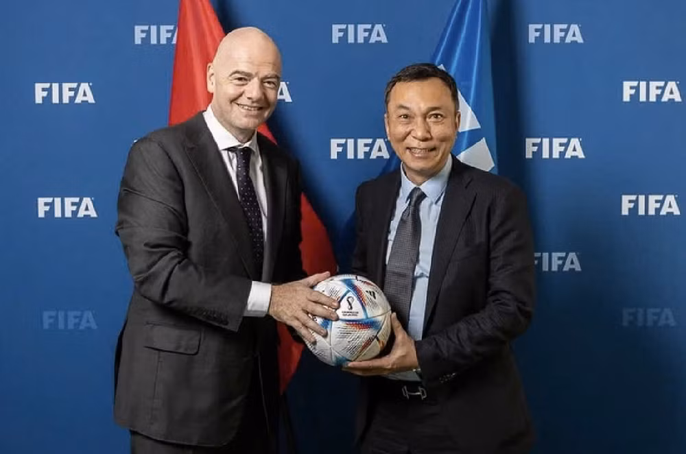 Chủ tịch FIFA Infantino (trái) và chủ tịch VFF Trần Quốc Tuấn. Ảnh: FIFA anh-man-hinh-2026-10-14-luc-234109.png
