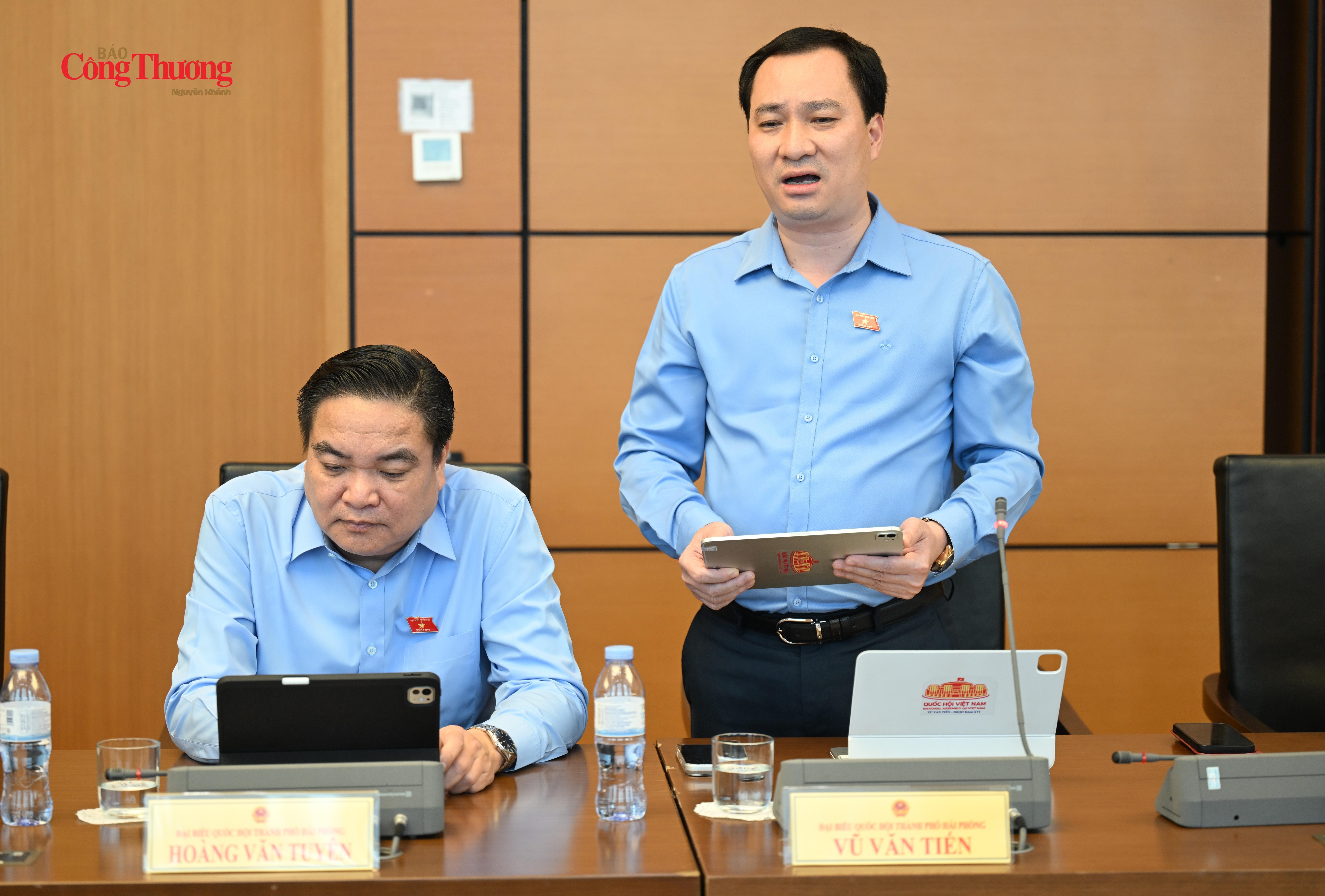 Đại biểu Vũ Văn Tiến (Đoàn đại biểu Quốc hội thành phố Hải Phòng).