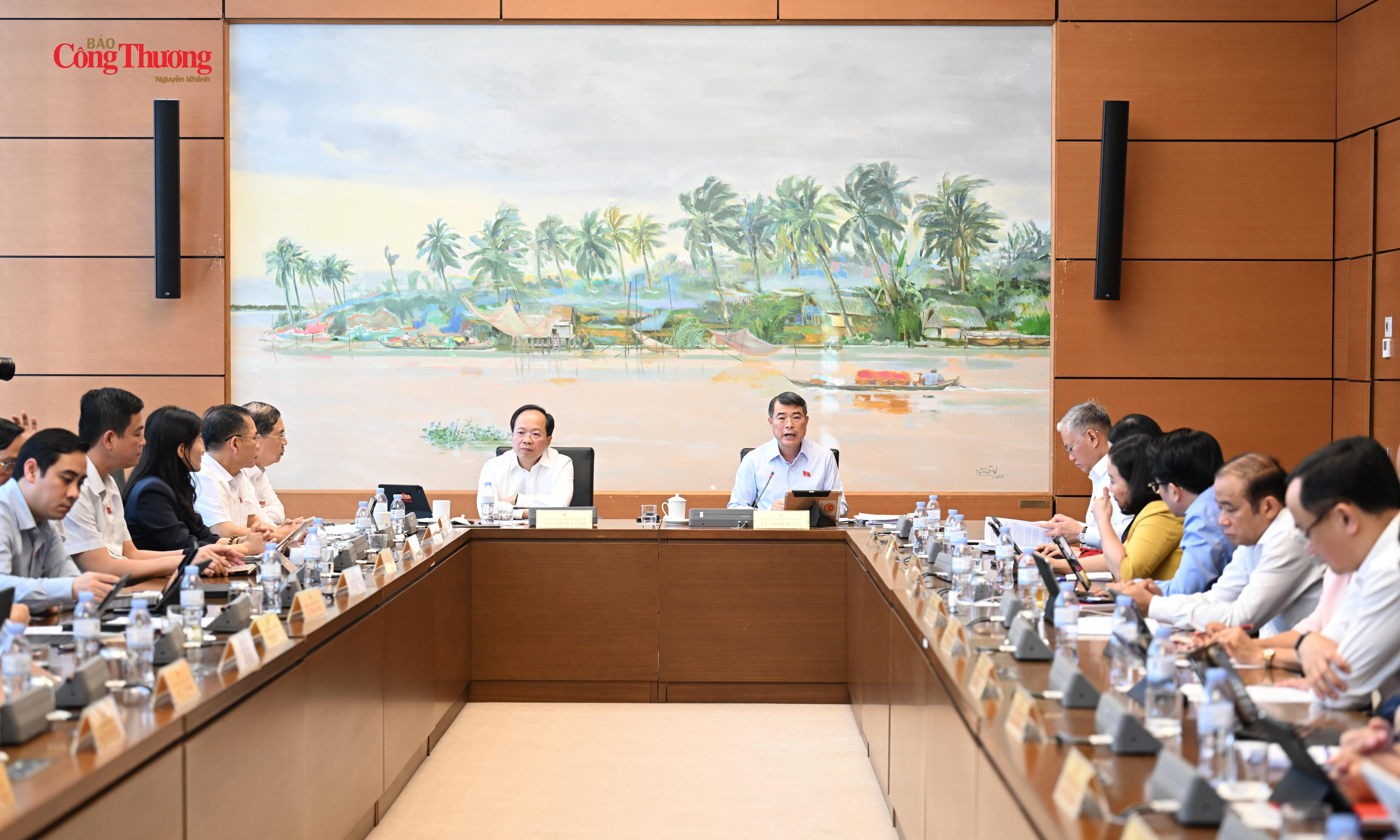 Tại cuộc họp tổ, Thủ tướng cho biết, Chính phủ đang thực hiện một loạt giải pháp để giảm các chi phí đầu vào cho người dân, doanh nghiệp theo chỉ đạo của Trung ương.