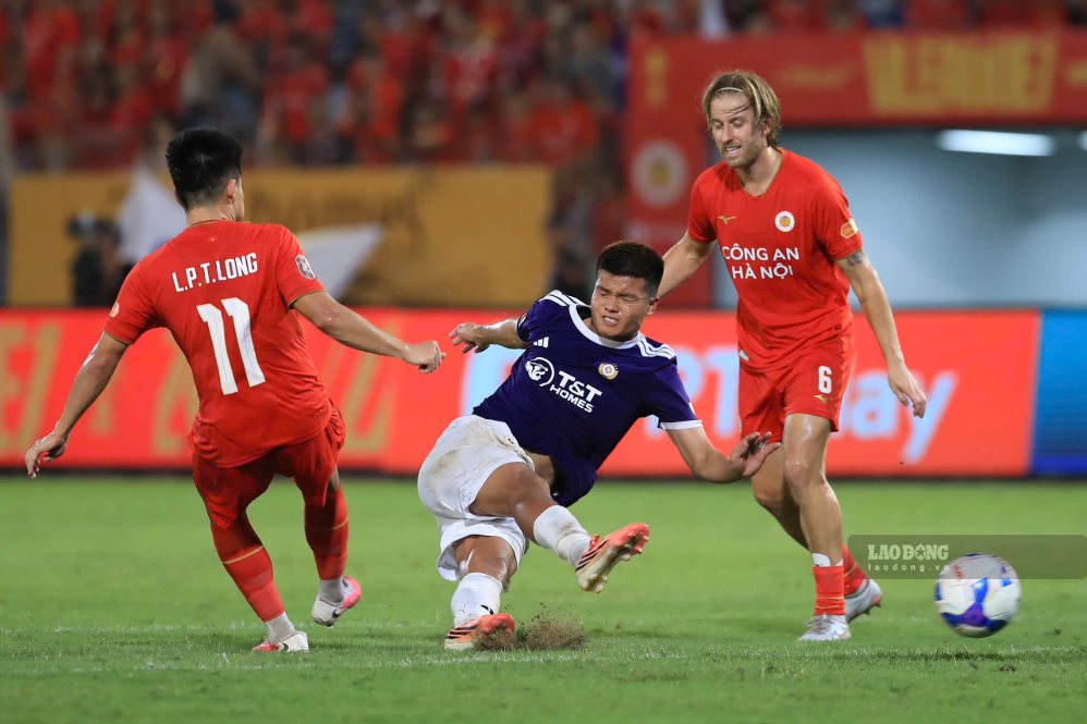 Văn Tùng ghi bàn ấn định tỉ số 2-1 cho Hà Nội. Ảnh: Minh Dân