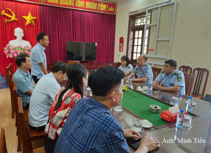 Ông Nguyễn Thái Hùng, Phó Chi cục trưởng Chi cục Quản lý thị trường Hưng Yên và lãnh đạo Đội Quản lý thị trường số 4 làm việc với đại diện chính quyền địa phương xã Vũ Tiên.