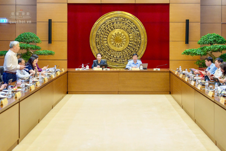 Các đại biểu Quốc hội thành phố Bắc Ninh và tỉnh Lâm Đồng thảo luận tại Tổ 7.