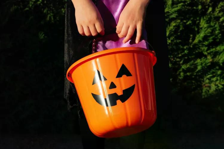 Ảnh minh họa: Getty Images. americas-most-popular-halloween-candy-ft-dgtl1026-hero-e7579f9053d643118e5793d86edf6db6.jpg