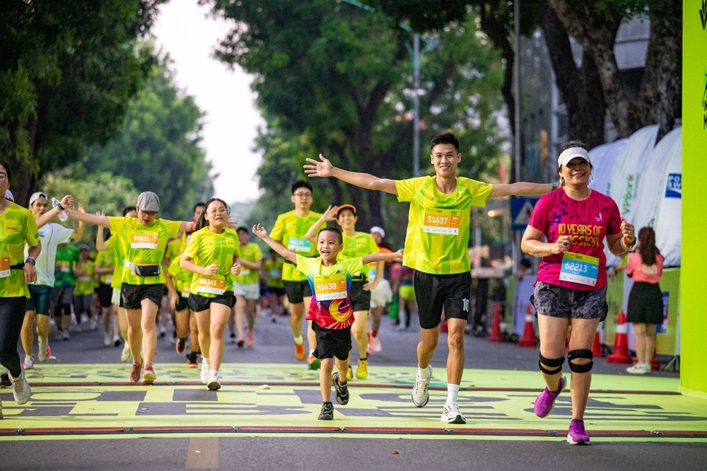 Các gia đình cùng nhau sải bước, lưu giữ những khoảnh khắc đáng nhớ tại VPIM 2026. Các gia đình cùng nhau sải bước, lưu giữ những khoảnh khắc đáng nhớ tại VPIM 2026.