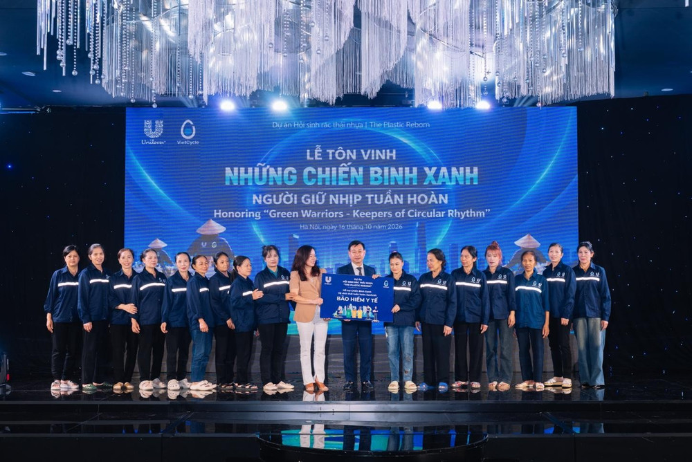 Công ty Cổ phần VietCycle và Công ty Unilever Việt Nam trao thẻ Bảo hiểm y tế cho người lao động thu gom phế liệu.