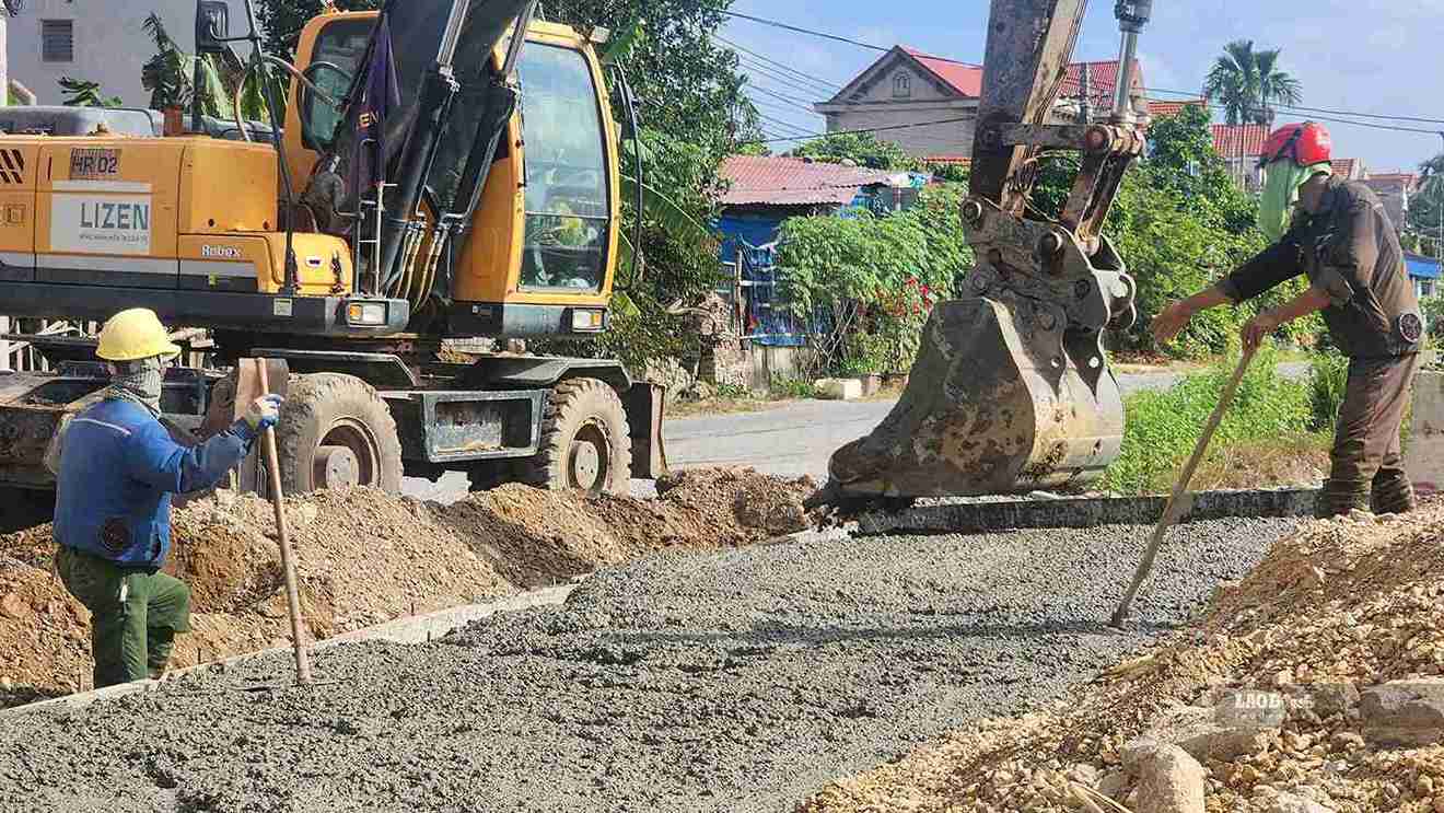 Nhà thầu huy động nhân lực, máy móc đẩy nhanh tiến độ thi công đường Tân Phúc - Võng Phan.