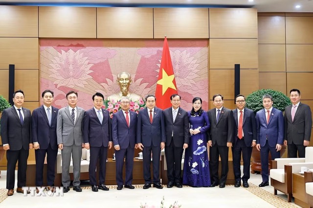 Chủ tịch Quốc hội Trần Thanh Mẫn với đại biểu. Ảnh: Doãn Tấn/TTXVN