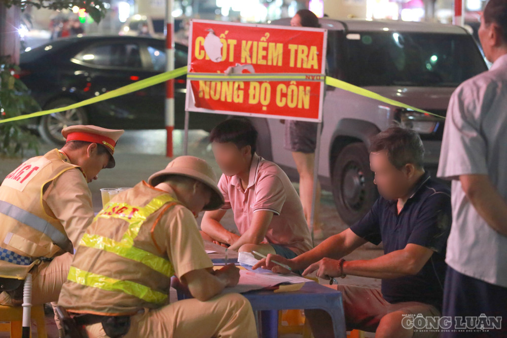 Trao đổi với phóng viên, ông P.H.T., trú tại đường Phan Bá Vành, Hà Nội, cho biết tối cùng ngày, sau khi đi làm về, ông đến nhà vợ trên đường Nguyễn Đổng Chi để ăn giỗ và có uống rượu cùng nhiều người. Theo lời người vi phạm, do quãng đường từ nhà vợ về nhà không xa nên ông chủ quan, vẫn điều khiển xe máy sau khi uống rượu. clo_br_6r4a1386.jpg