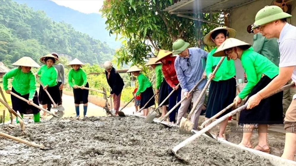 Người dân hiến đất, góp công và tham gia thi công giúp giảm chi phí giải phóng mặt bằng, nhân công