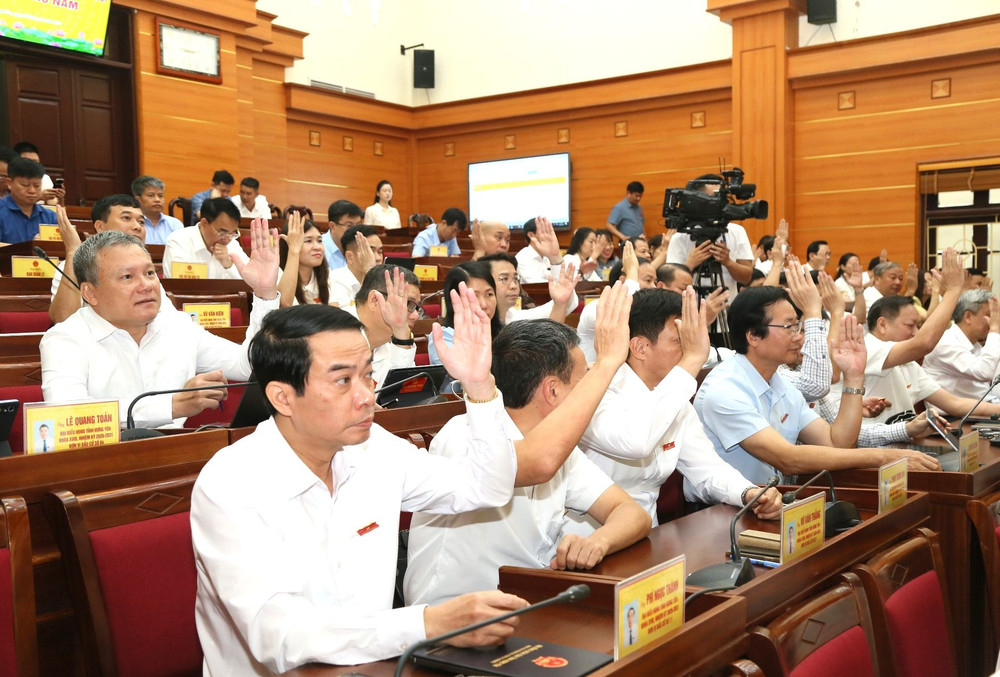 Các đại biểu biểu quyết thông qua các nhóm nghị quyết tại kỳ họp. Ảnh: hungyen.gov.vn a5e8cb9d369c454d90982b3cfc6282a7.jpg