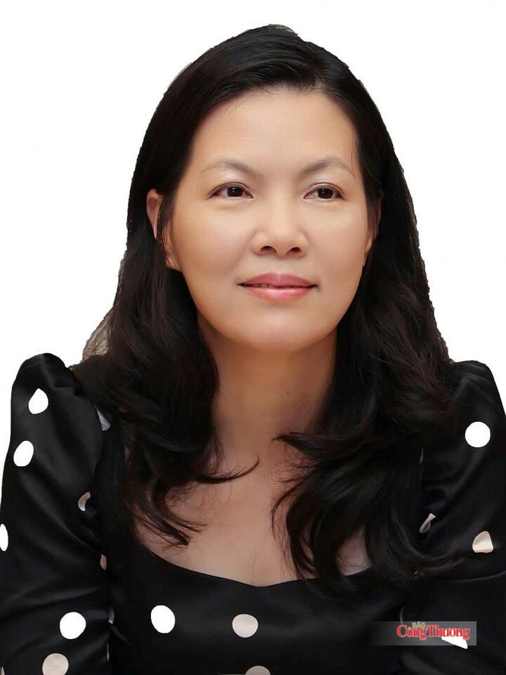 Bà Nguyễn Thị Hoàng Thuý, Vụ trưởng, Trưởng Cơ quan Thương vụ Việt Nam tại Thuỵ Điển, kiêm nhiệm thị trường Bắc Âu.