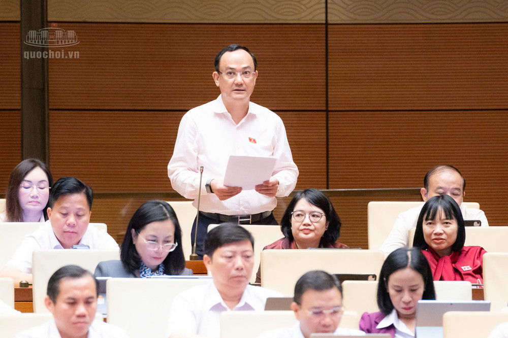 Đại biểu Quốc hội Nguyễn Ngọc Sơn tham gia đóng góp ý kiến cho dự án Luật Kinh doanh bất động sản (sửa đổi). Ảnh QH. 50-9548.jpg