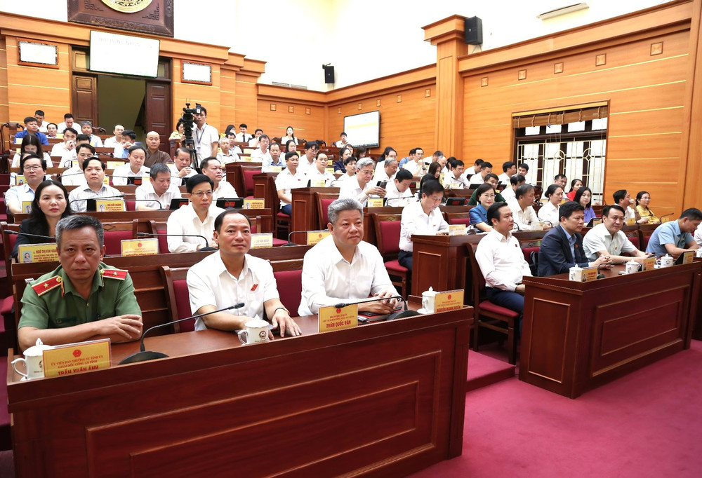 Thường trực Tỉnh ủy cùng các đại biểu dự kỳ họp. Ảnh: hungyen.gov.vn hy-9071.jpg